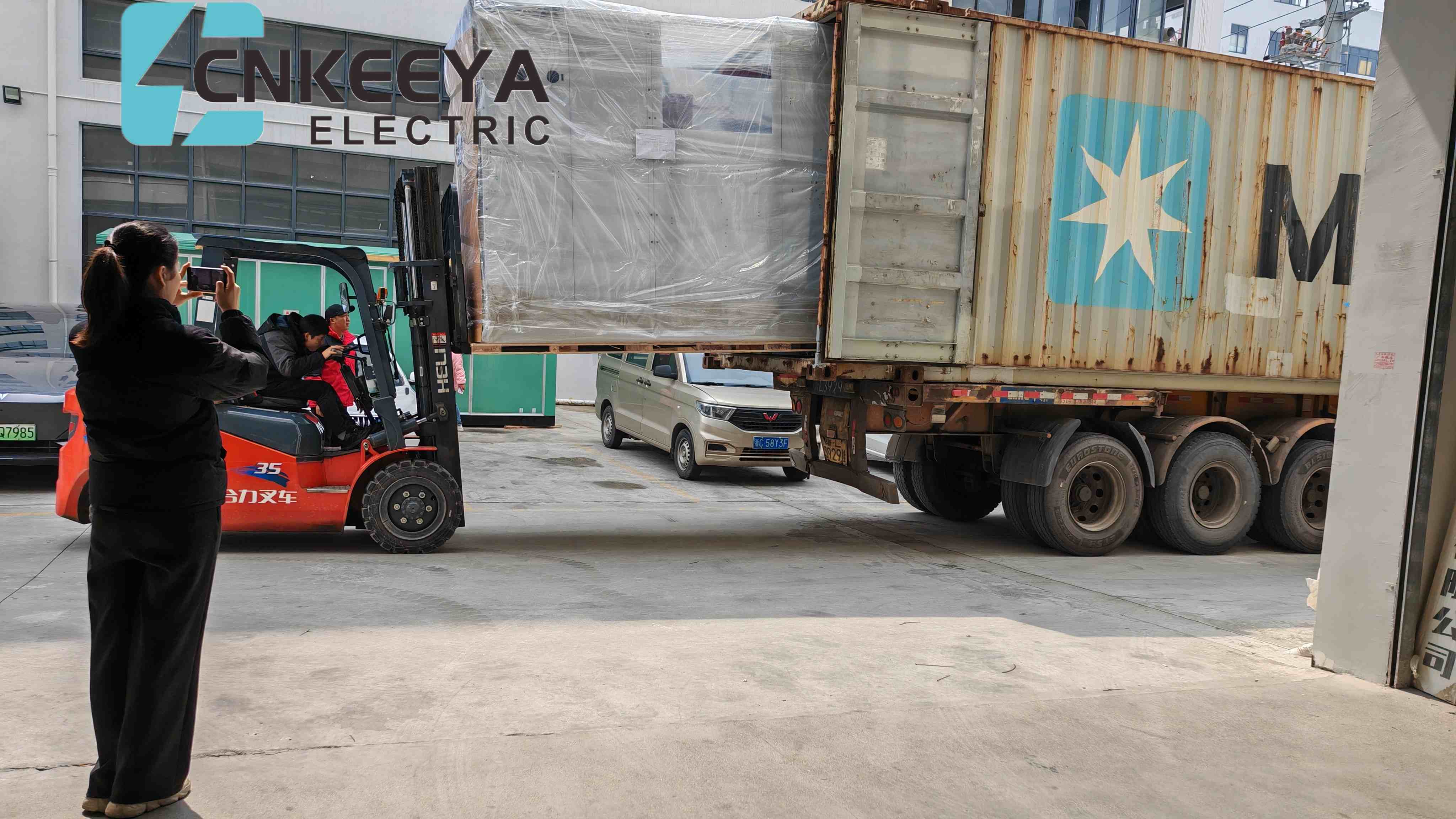 Vier KYN61-kasten van het bedrijf werden met succes geladen en verzonden om te helpen bij de bouw van energieprojecten voor Oekraïense klanten