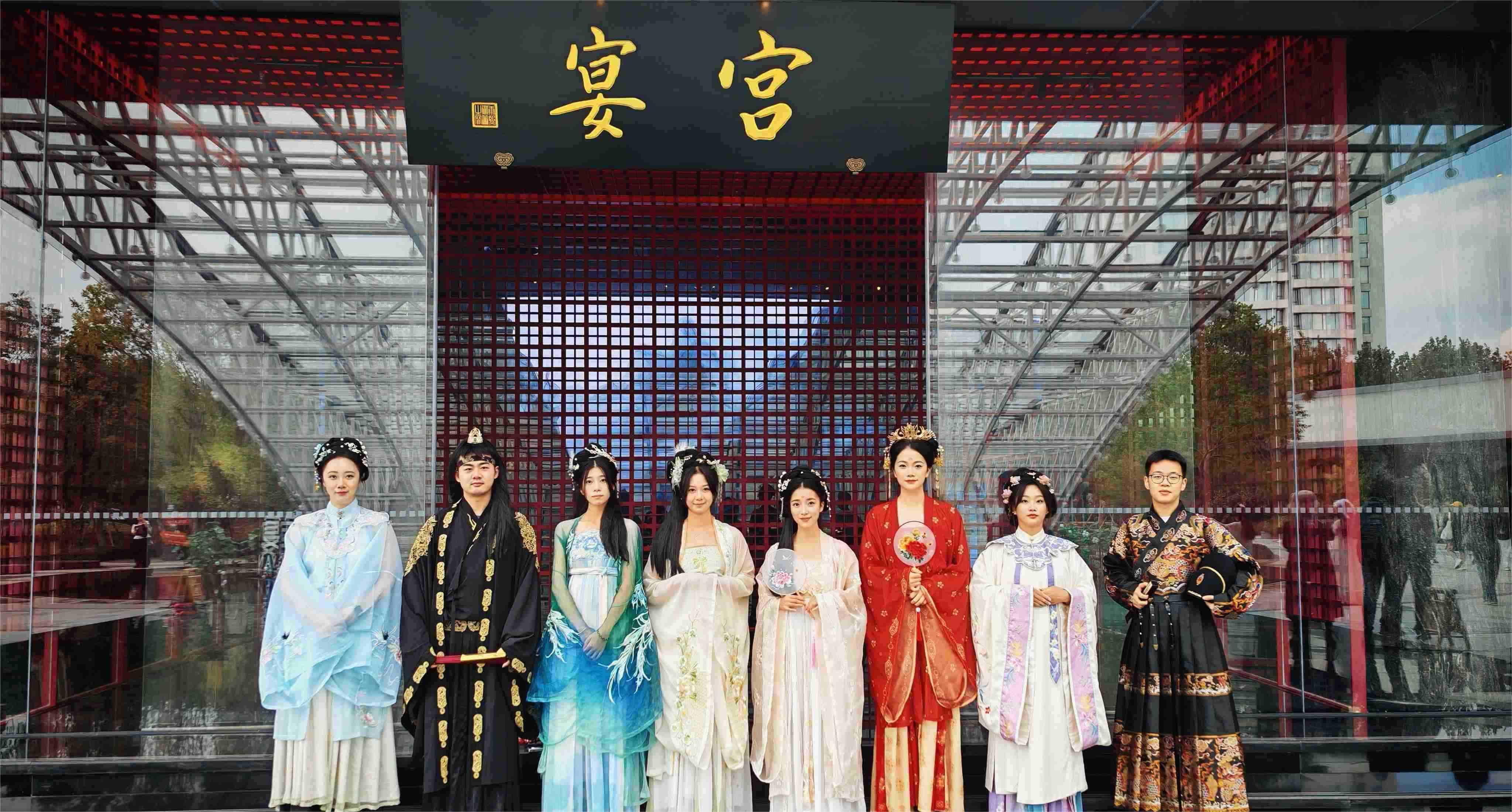 Proef de millennium-elegantie en consolideer de teamsterkte - Ons teambuildingteam betreedt het Hangzhou Palace Banquet om het oude paleisleven te ervaren